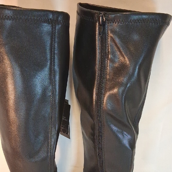 Elegant Black Heeled Boots - Picture 5 of 16